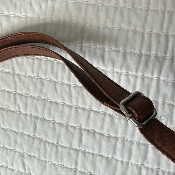 Relic Floral Crossbody Bag with Brown Accents Adjustable Straps - Picture 6 of 12